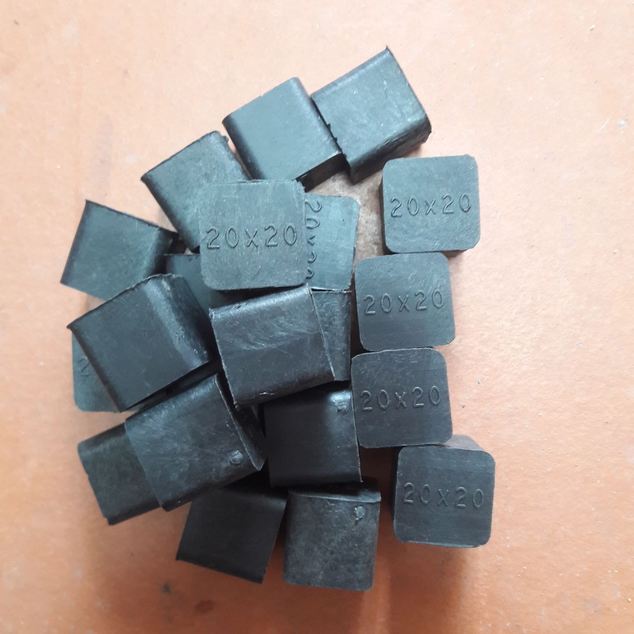 100 nút bịt ngoài 20 x 20mm. nút bịt ống vuông, nút bịt nhựa