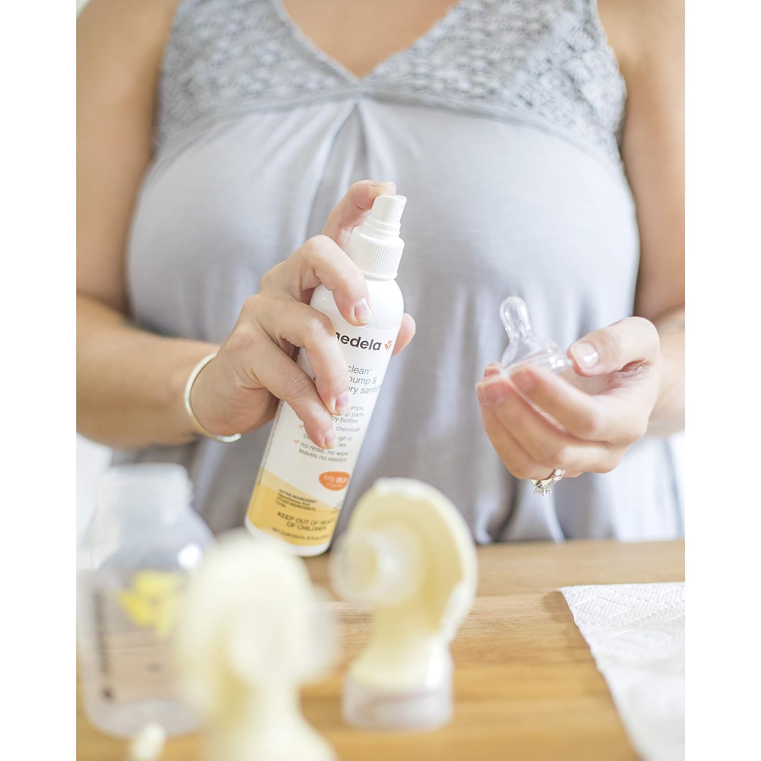 Xịt khử trùng máy hút sữa và phụ kiện làm sạch nhanh của Medela Quick Clean Breast Pump and Accessory Sanitizer Spray