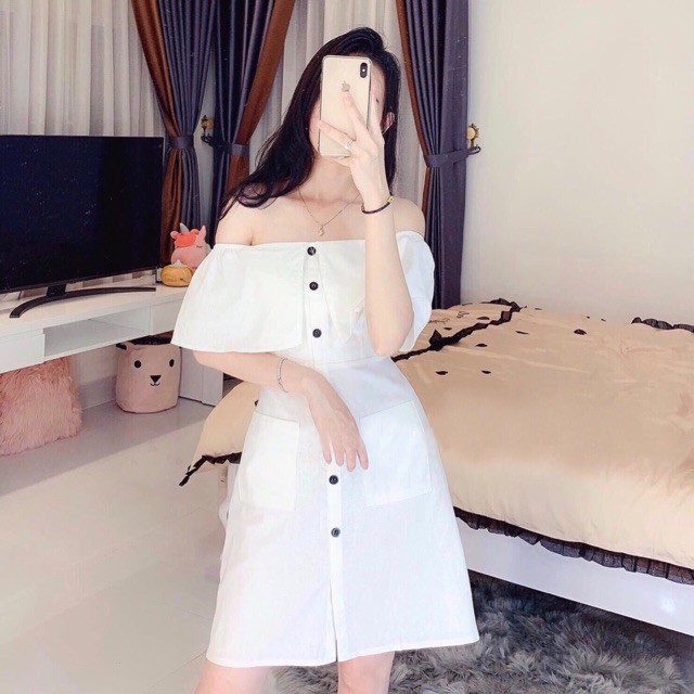 Đầm trắng trễ vai nút đen