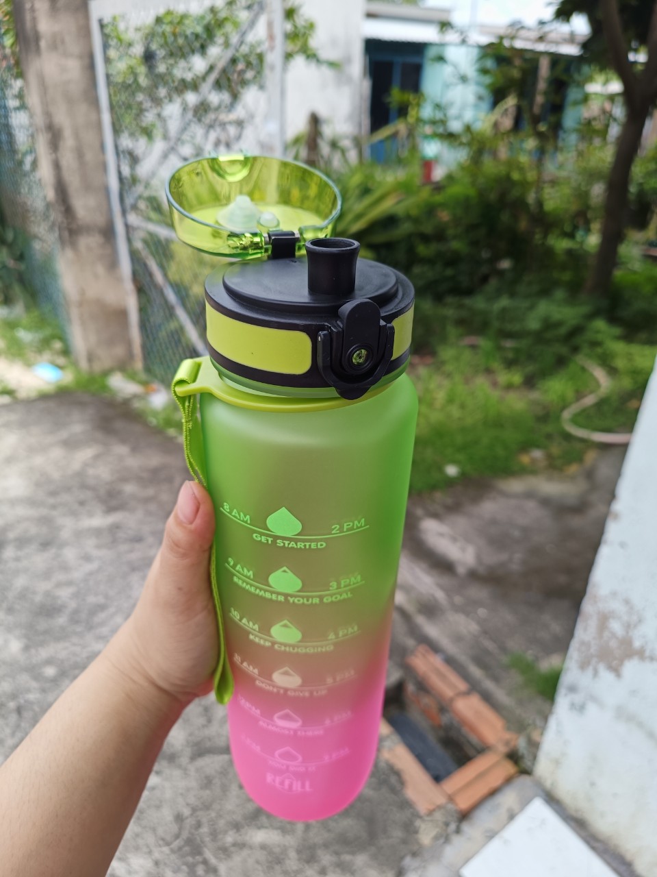 【GIAO NGAY) Bình Nước 2 Lít Thể Thao Nhắc Nhở Uống Nước Mỗi Ngày Tích Hợp Ống Hút Có vạch kẻ chia ML và Báo Giờ Chất Liệu An Toàn