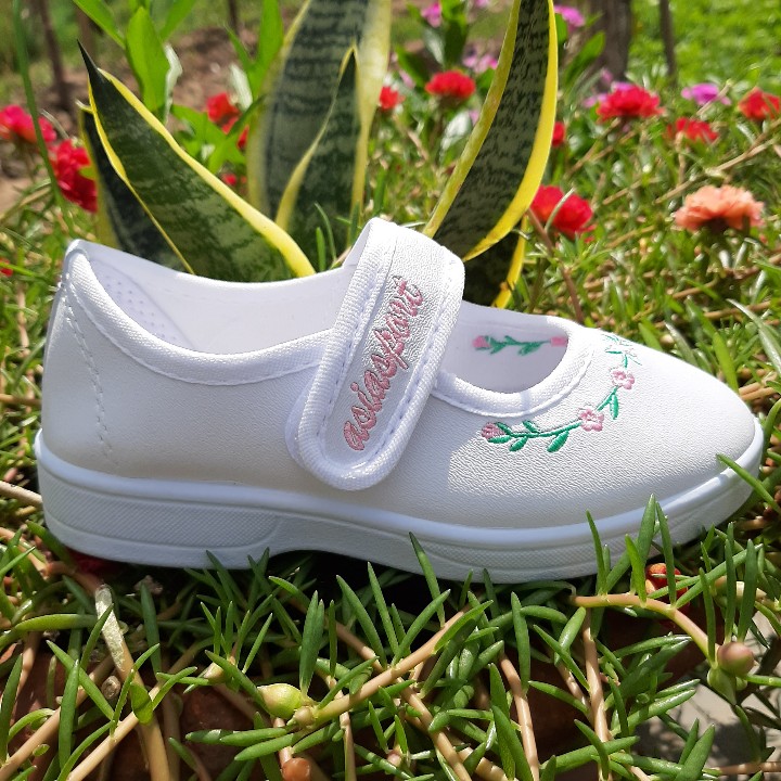 Girls' Shoes for School and Play with Embroidered Straps in Pu Leather