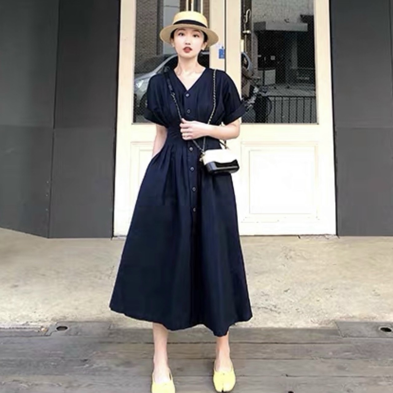 Đầm đen cổ V xếp li eo