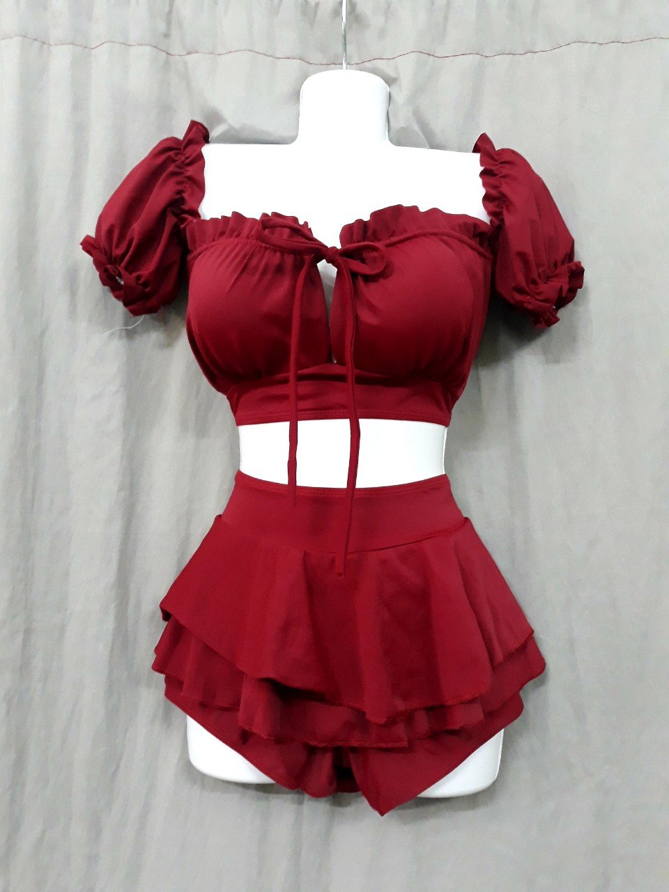 Set bikini trễ vai,chân váy tầng