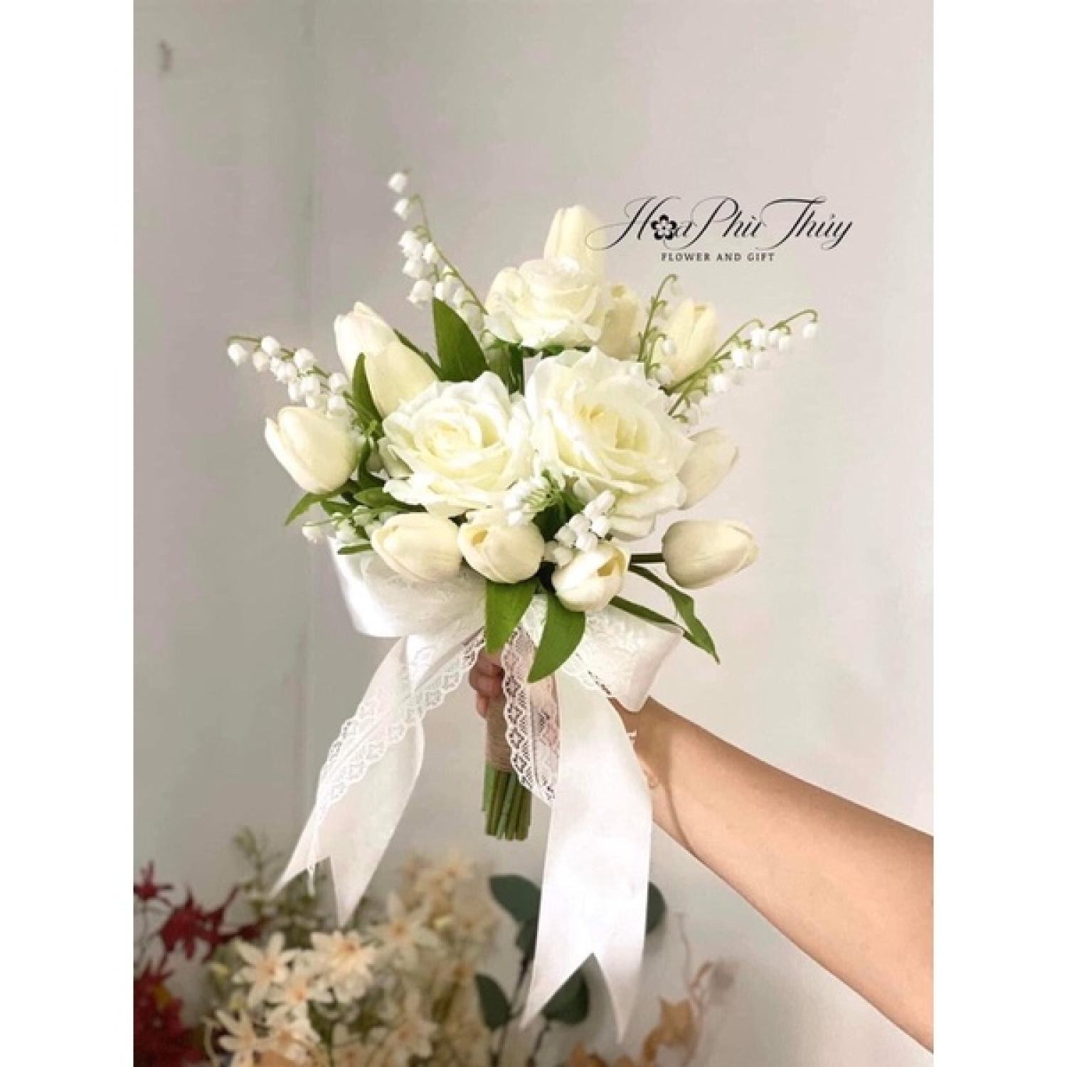 Hoa cưới cầm tay cô dâu tulip bằng lụa