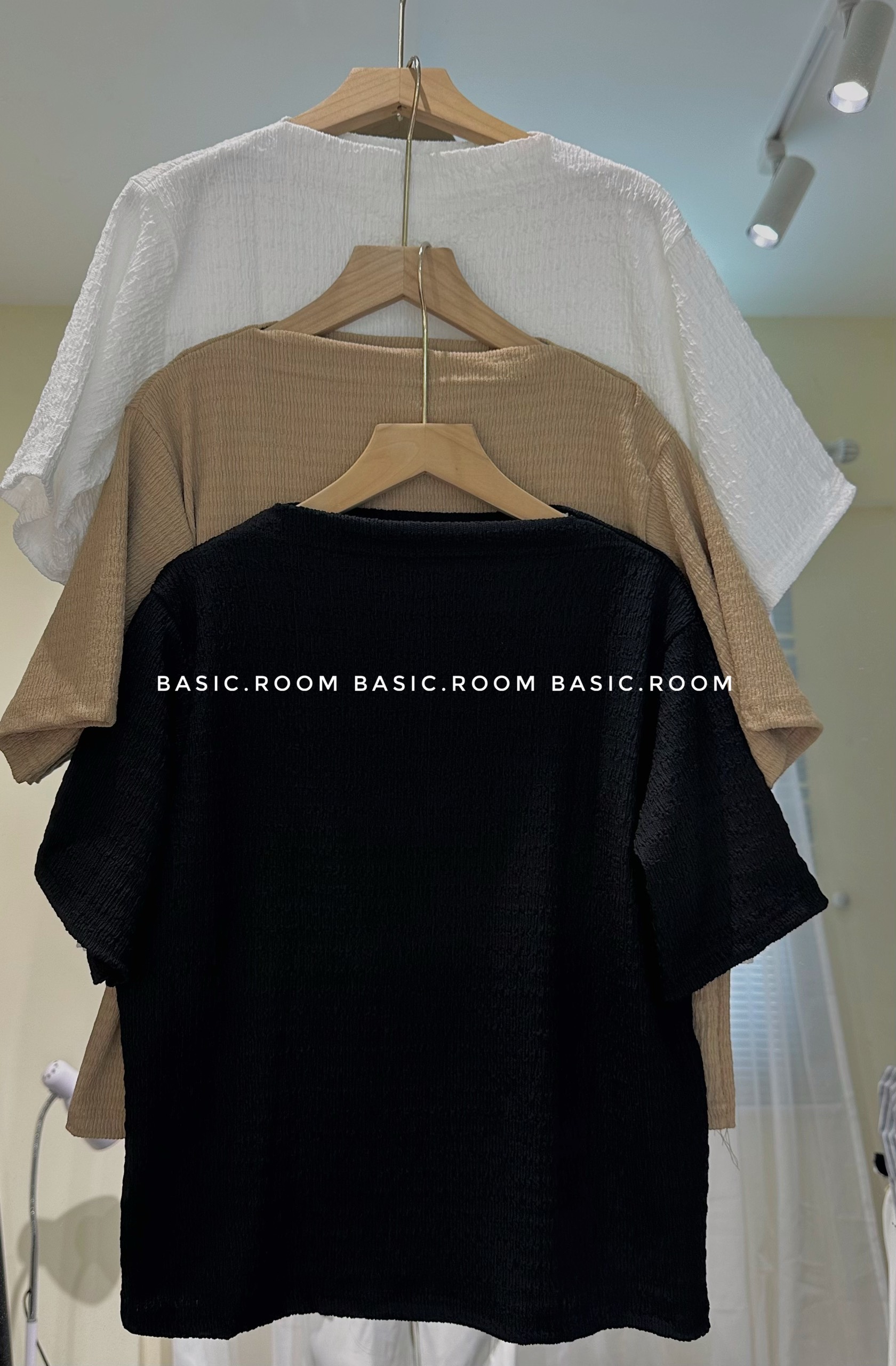 Áo thun xốp nhăn cổ leo tay lỡ by Basic room