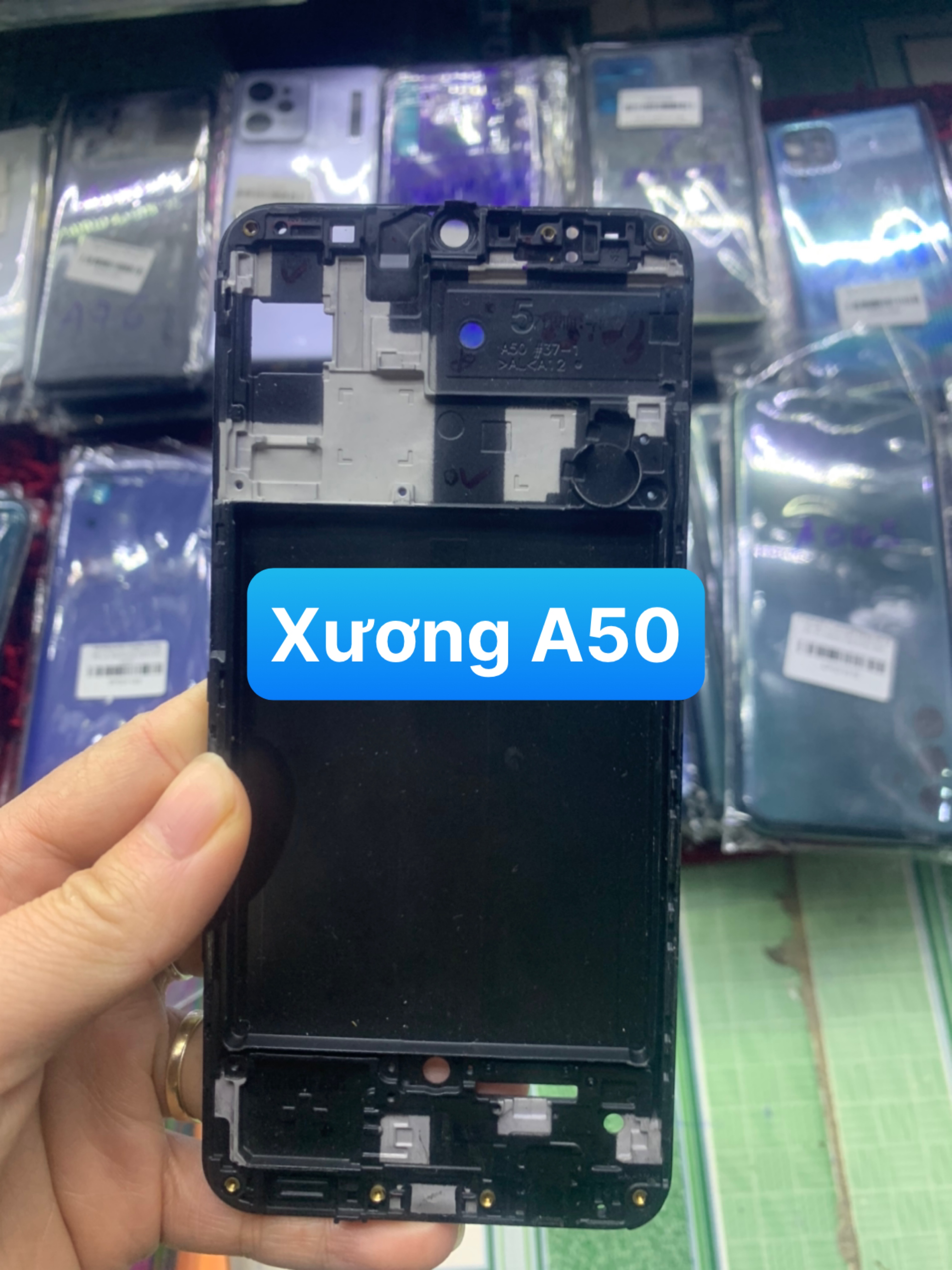Bộ xương vỏ zin new sam sung A50 (GỒM :LƯNG,SƯỜN ,PHÍM BẤM,KÍNH CAM)