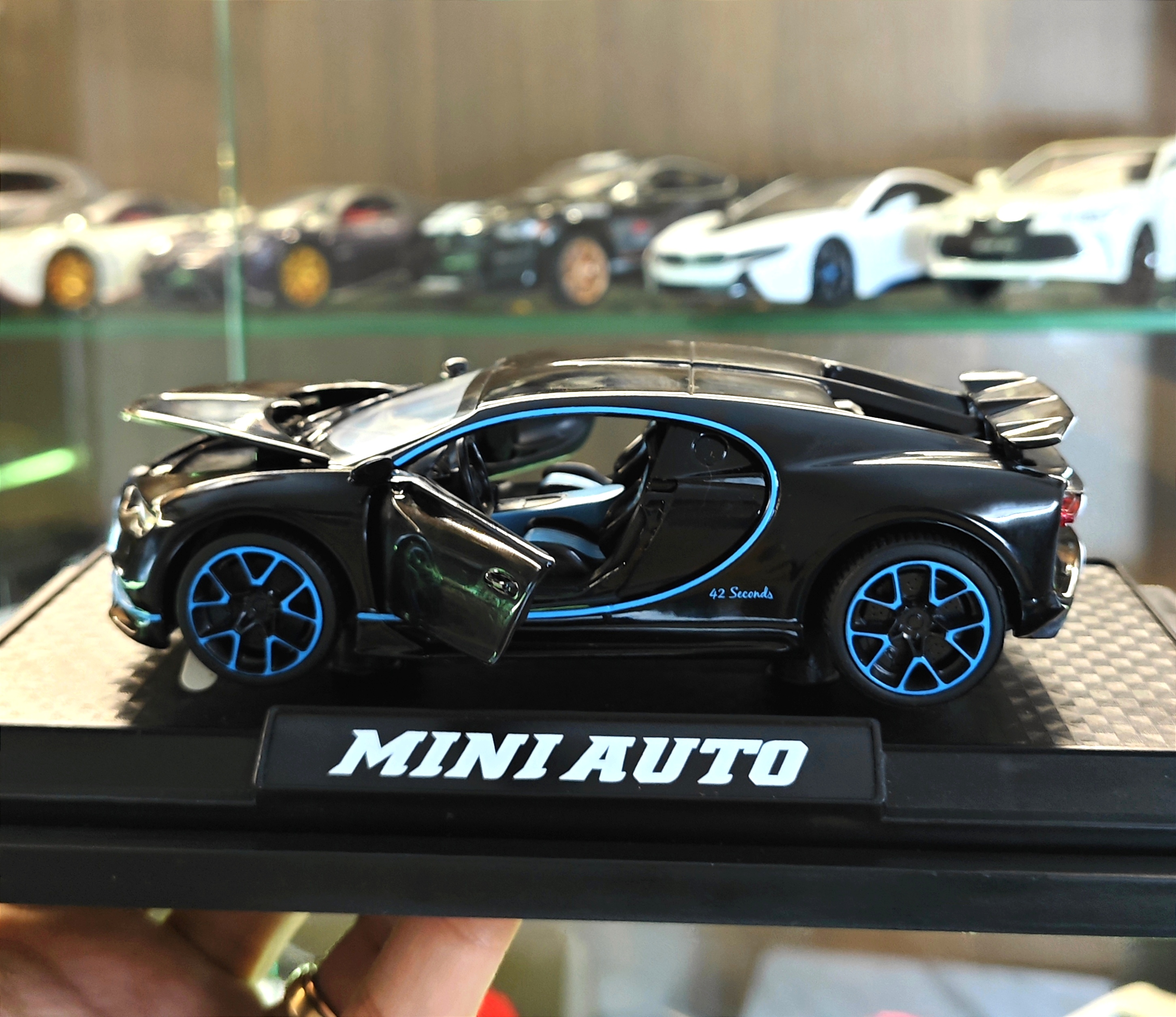 Xe mô hình sắt Bugatti Chiron tỉ lệ 1:32 hãng Miniauto đen xanh