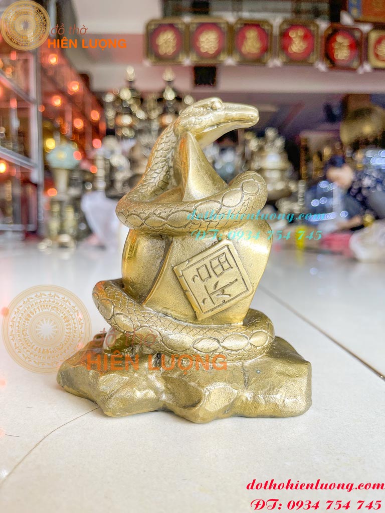 Tượng Rắn Bằng Đồng Phong Thủy Cuốn Thỏi Vàng Cao 18cm - Tượng Rắn 12 Con Giáp