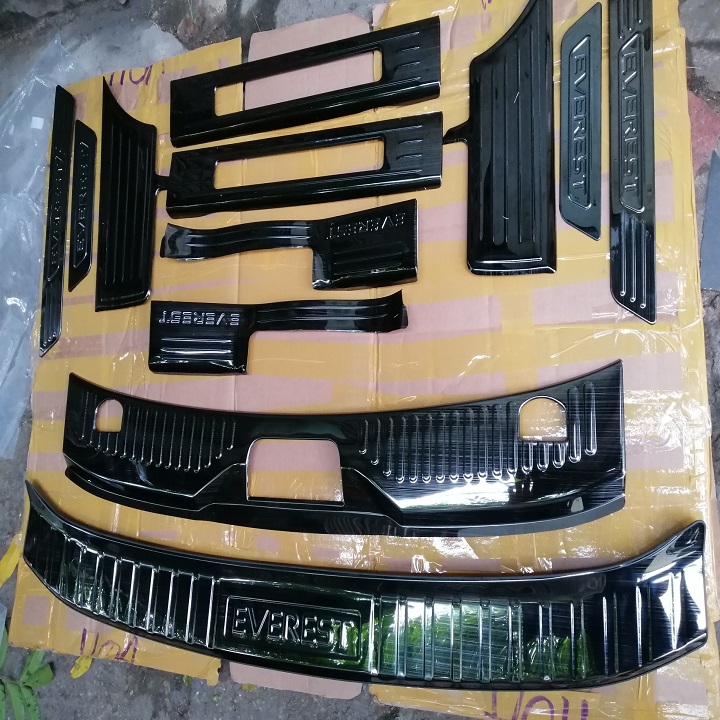 Bộ nẹp bước chân và nẹp cốp titan dùng cho xe ford everest các đời xe 2017 đến 2021