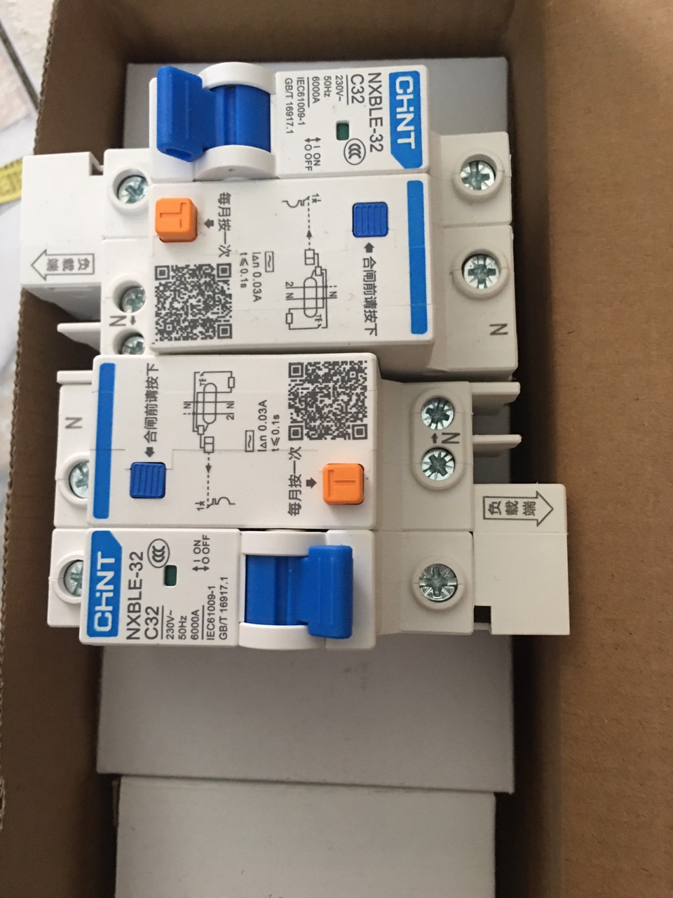 Cầu dao chống giật Aptomat MCB CB 2P 2 Pha tép Chint 32A