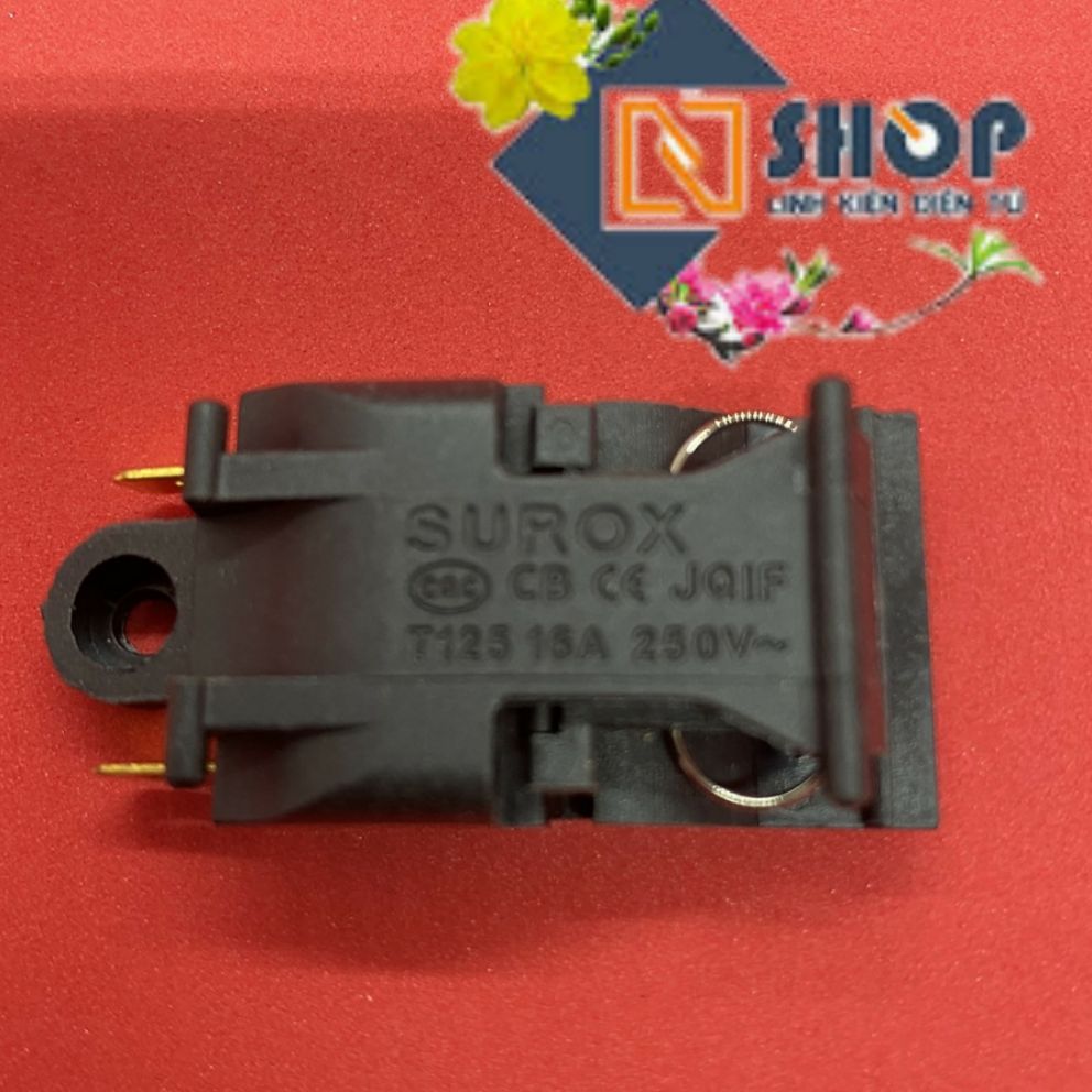 2 chiếc công tắc ấm siêu tốc