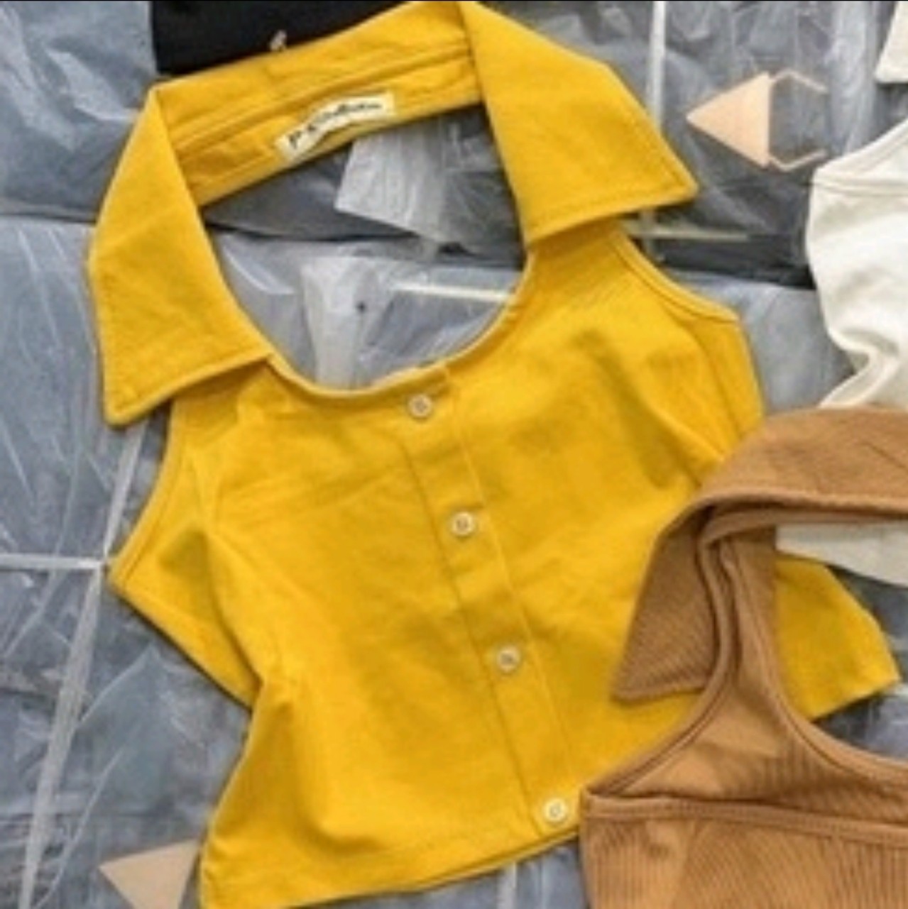 Aó croptop cổ yếm phối cúc , chất vải thun gân