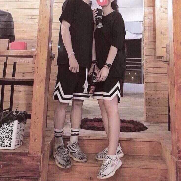 Quần sooc nữ GUU chữ v viền trắng form dáng suông lưng thun màu đen