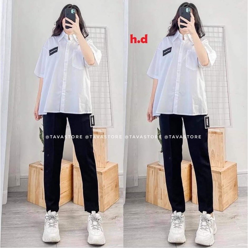 Áo sơ mi trắng tay lỡ túi ngực lô gô đen CH