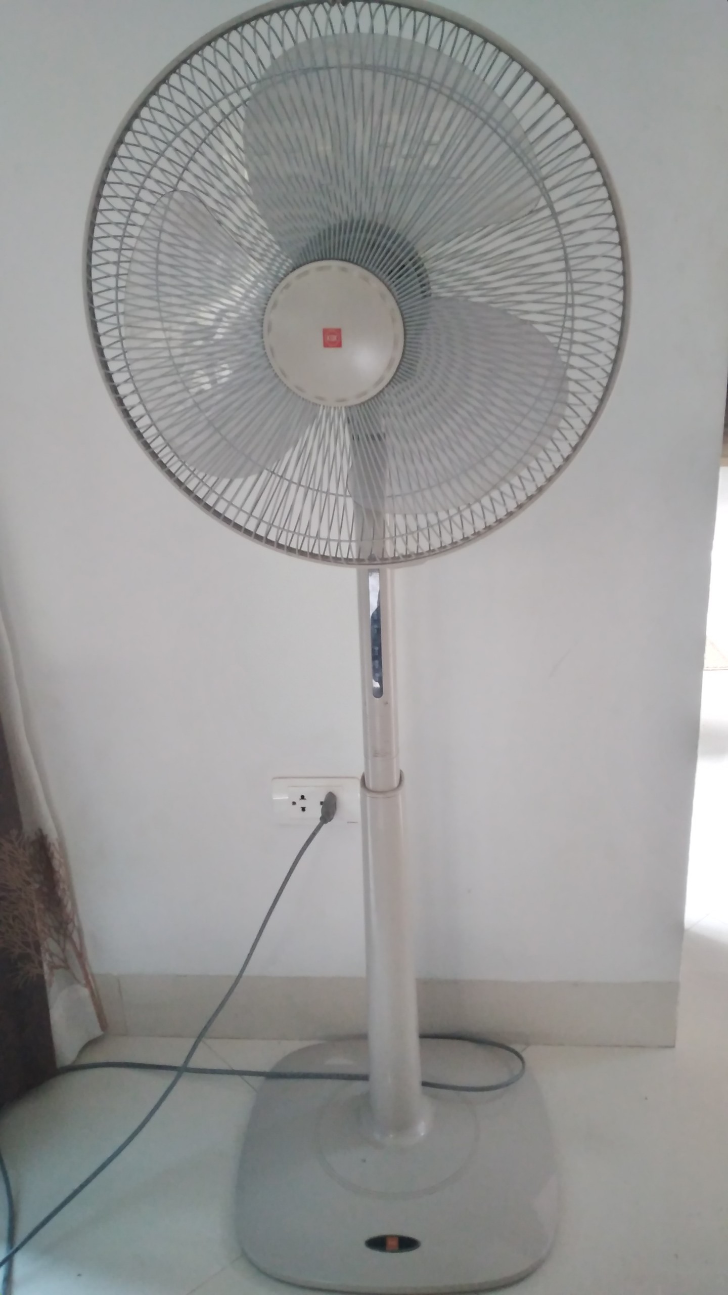 Quạt cây có điều khiển KDK M40K màu trắng sữa