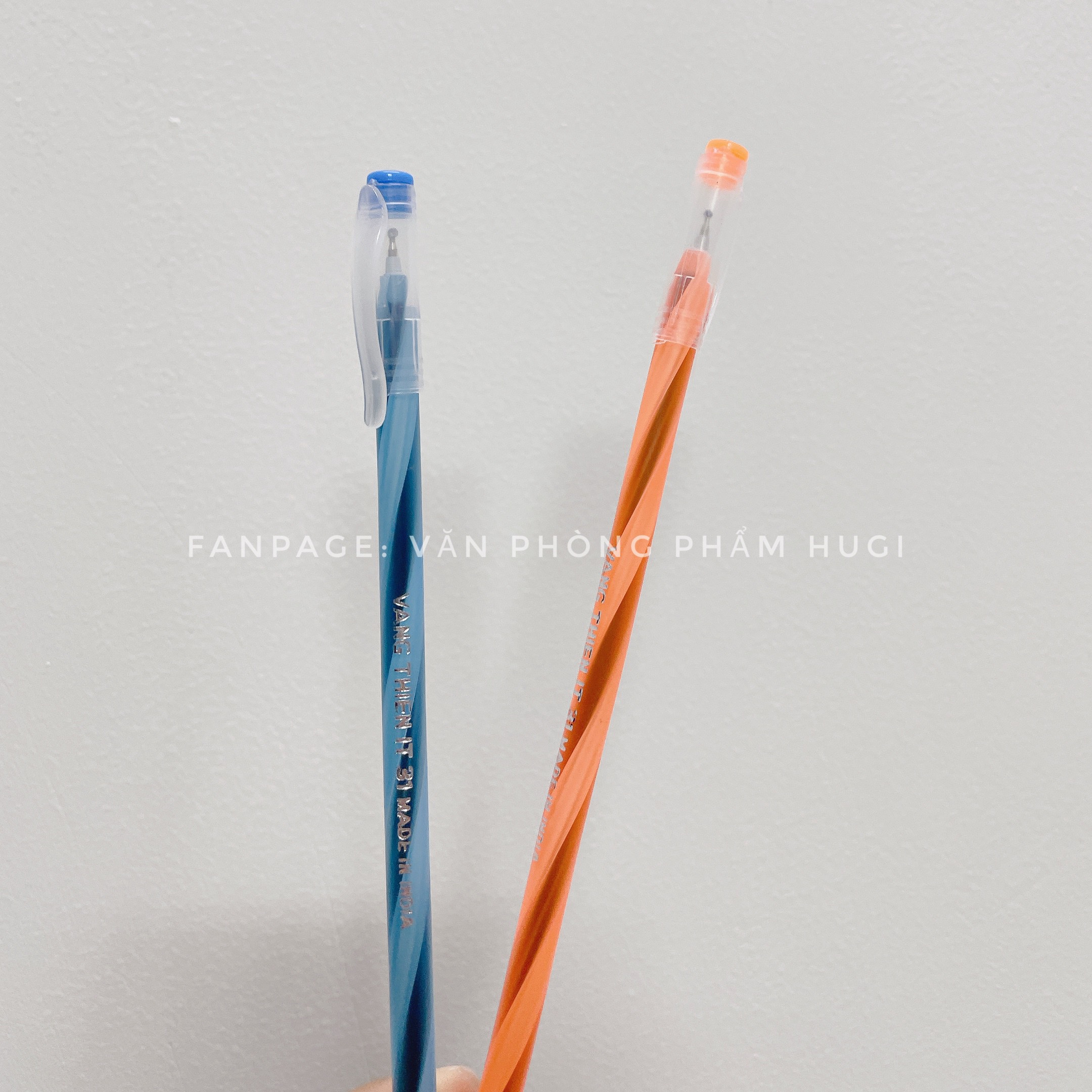 Hộp 20 cây bút bi nến dài Gstar IT31 (mực xanh) ngòi 0.5mm nét đều và đẹp
