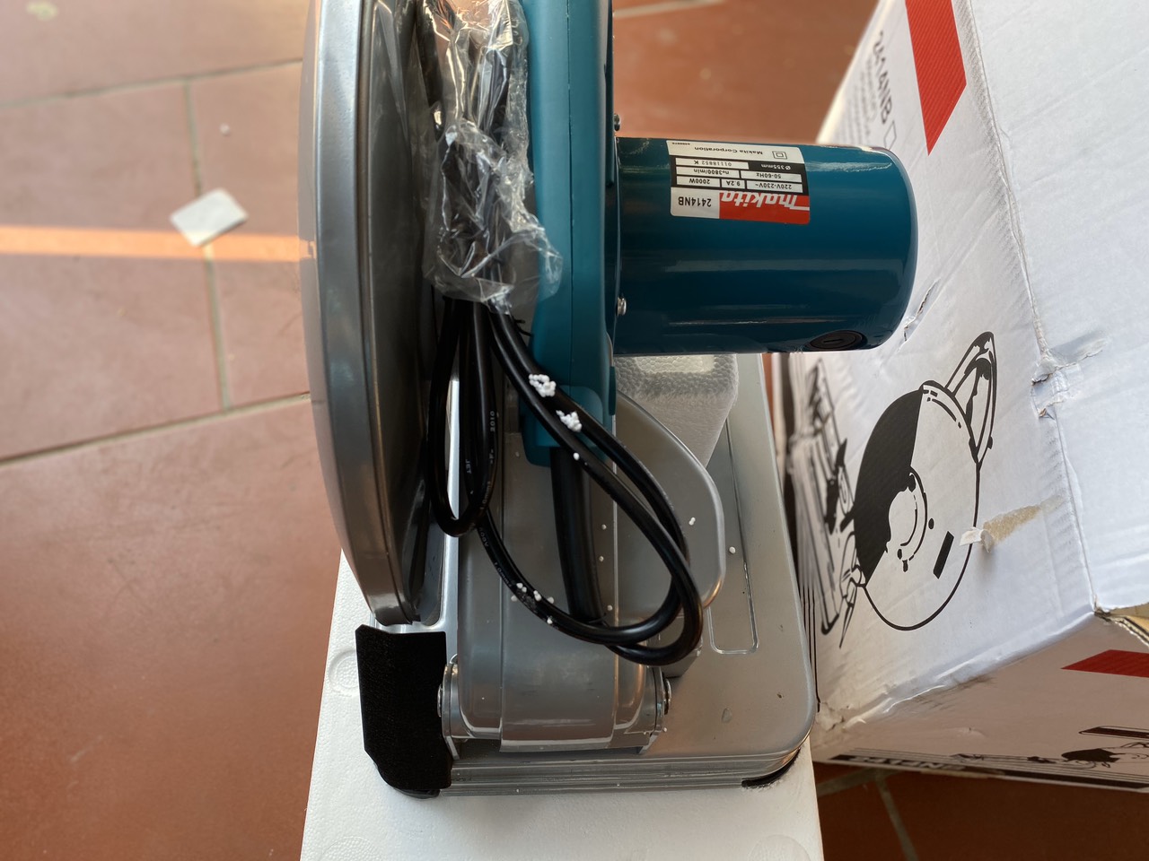 Máy cắt sắt bàn makita 2414NB.
