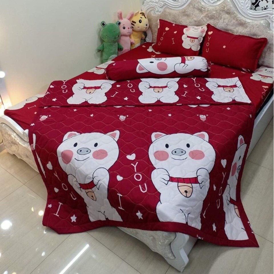 Bộ ga và 2 vỏ gối Cotton Poly Mẫu LỢN ĐỎ TO. Kiểu dáng Hàn Quốc với mùa sắc sang trọng, trẻ trung trên chất liệu thun mềm mát.