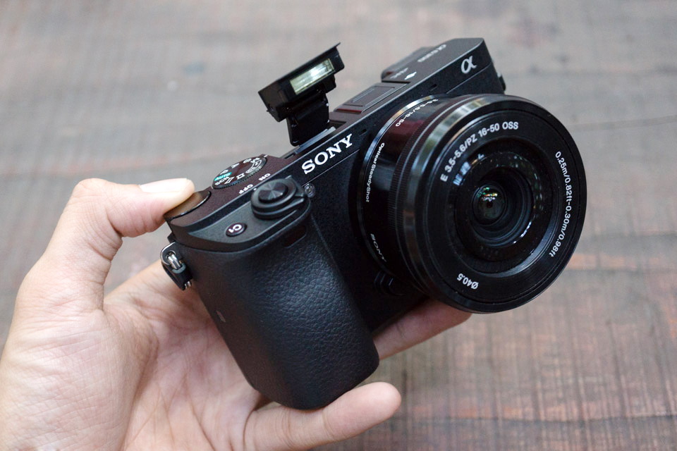 Máy ảnh Sony A6300 + 16-50mm Oss - Quay phim 4K với tính năng hỗ trợ S