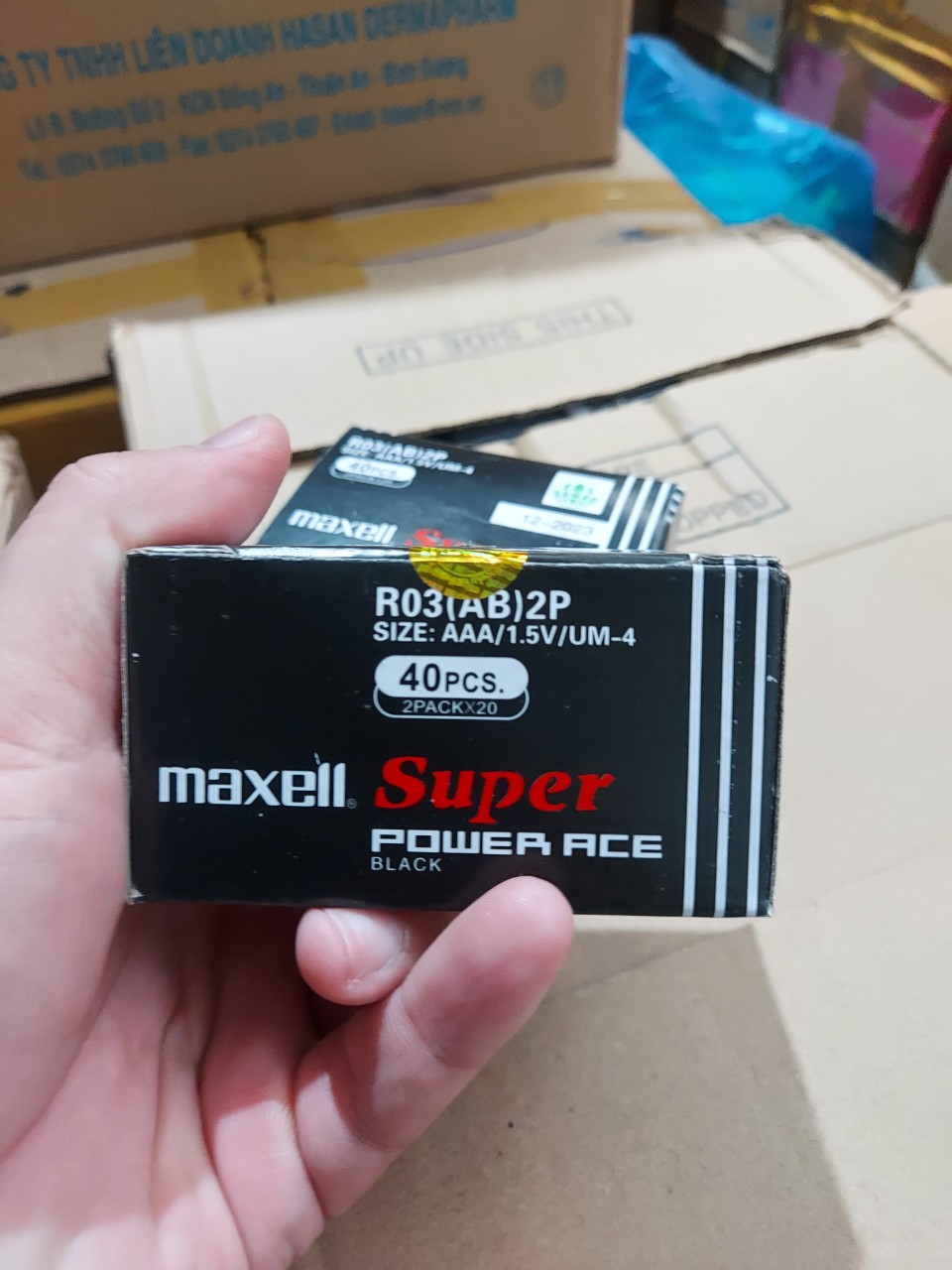 Một hộp pin tiểu AAA Maxell hoặc Toshiba(40 viên)