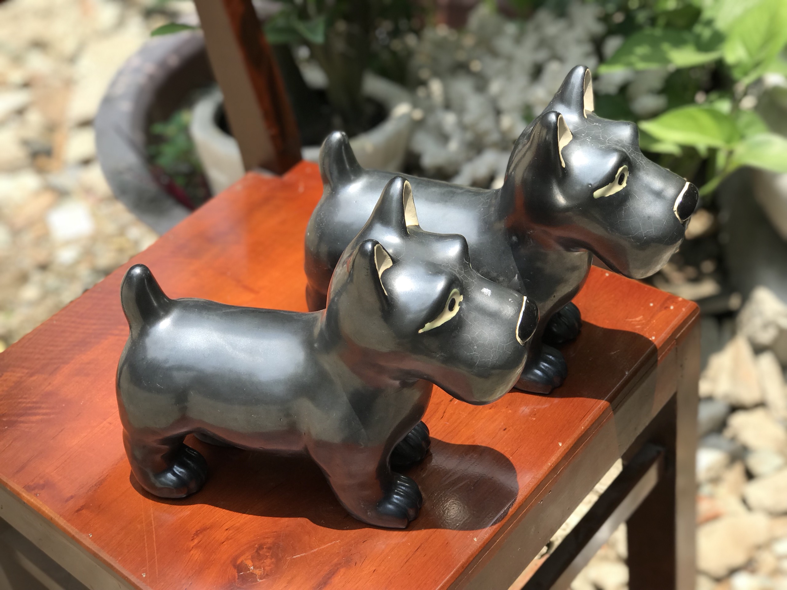 Gốm sứ trang trí hình con chó mực