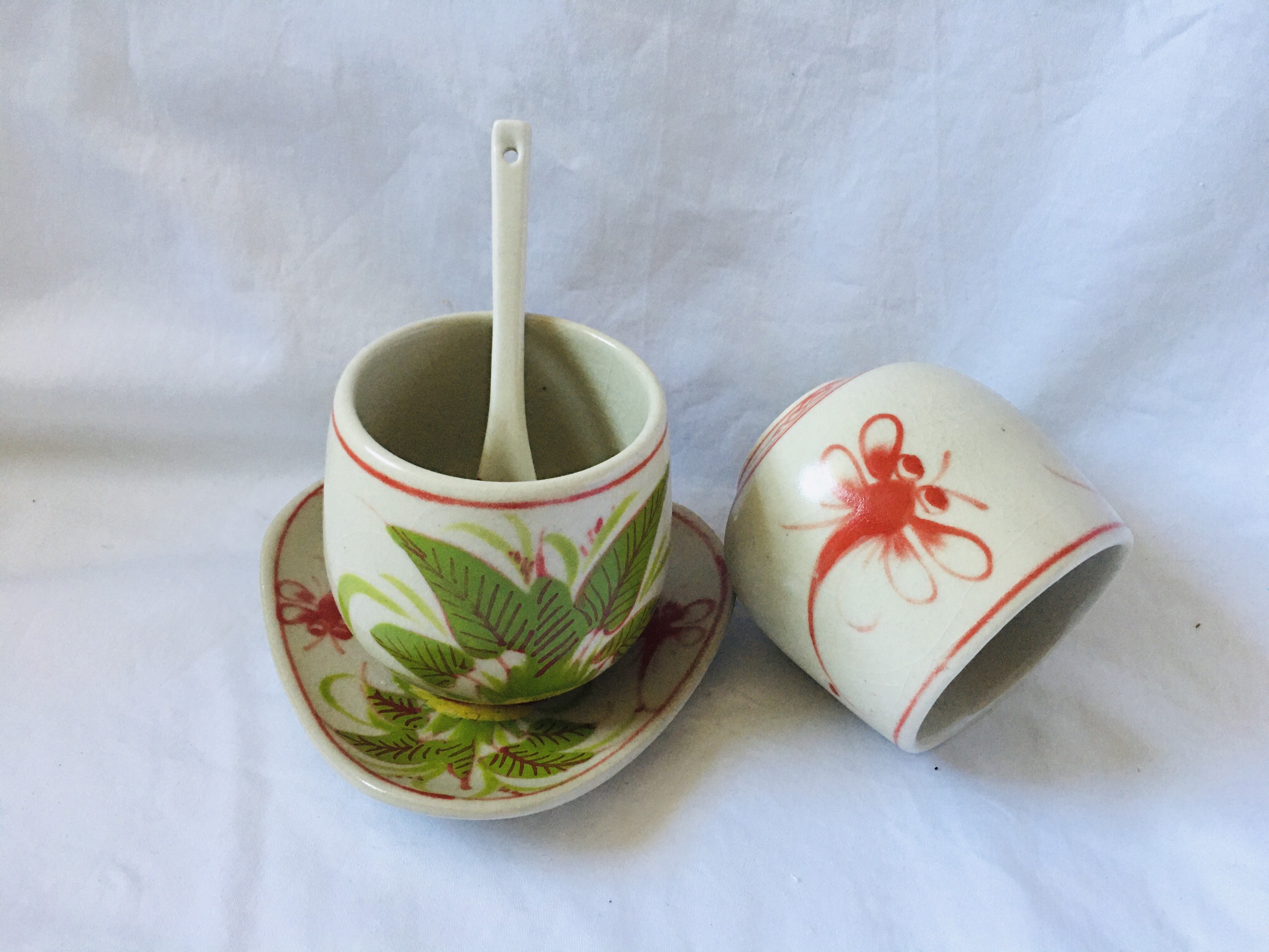 Ly Nước, Ly (Cốc) Không Quai Và Đĩa Hoa Văn Tam Thái Bằng Gốm Sứ Cao Cấp Hoa Văn Vẽ Tay Truyền Thống