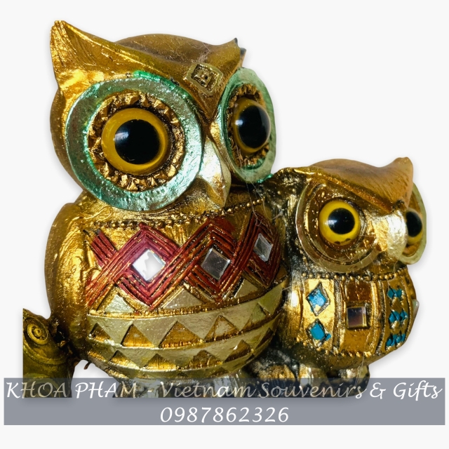 Bộ đôi chim cú mèo đậu cành cây cao thấp