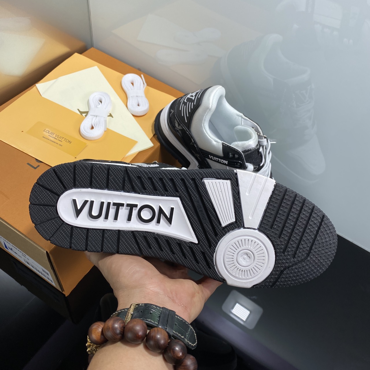 GIÀY L.V TRAINER SNEAKER WHITE BLACK LAI AU SC [ FULL BOX + FREE SHIP ] GIÀY TH