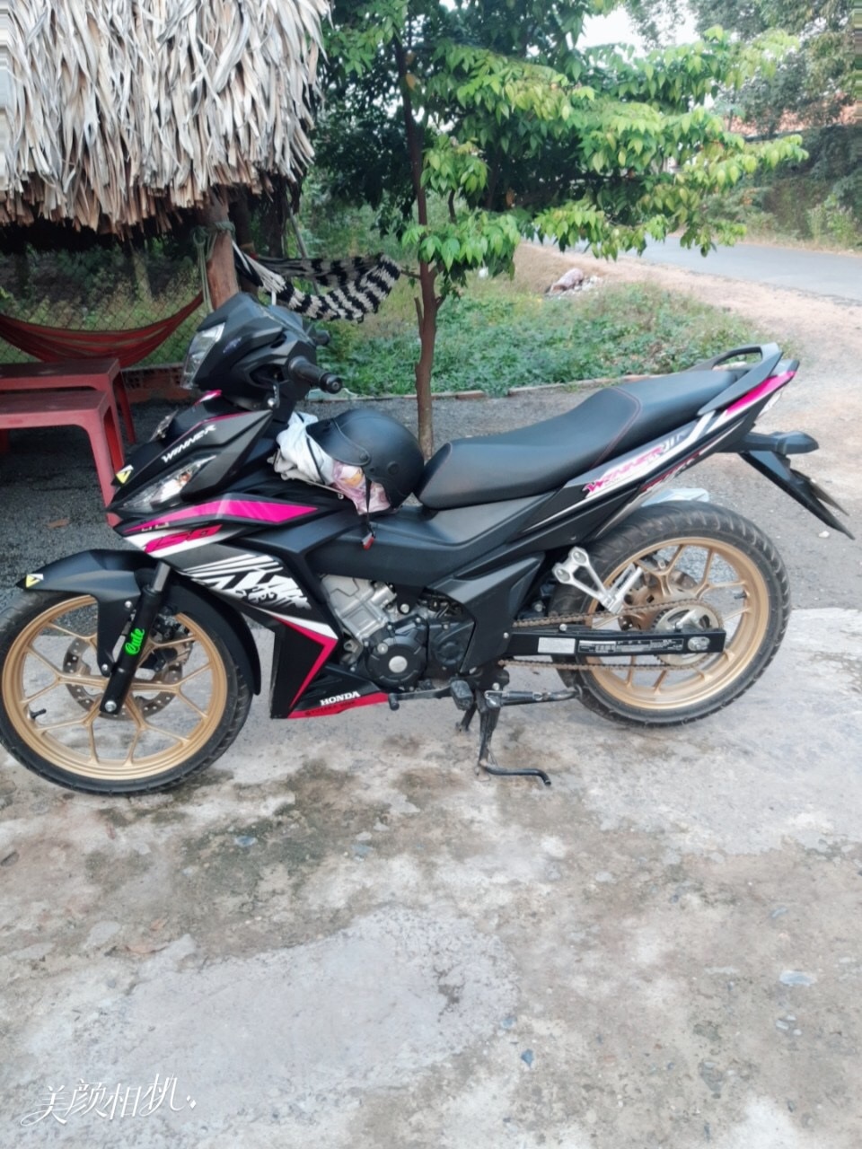 Tem rời winner GTR hồng trắng dán xe đen