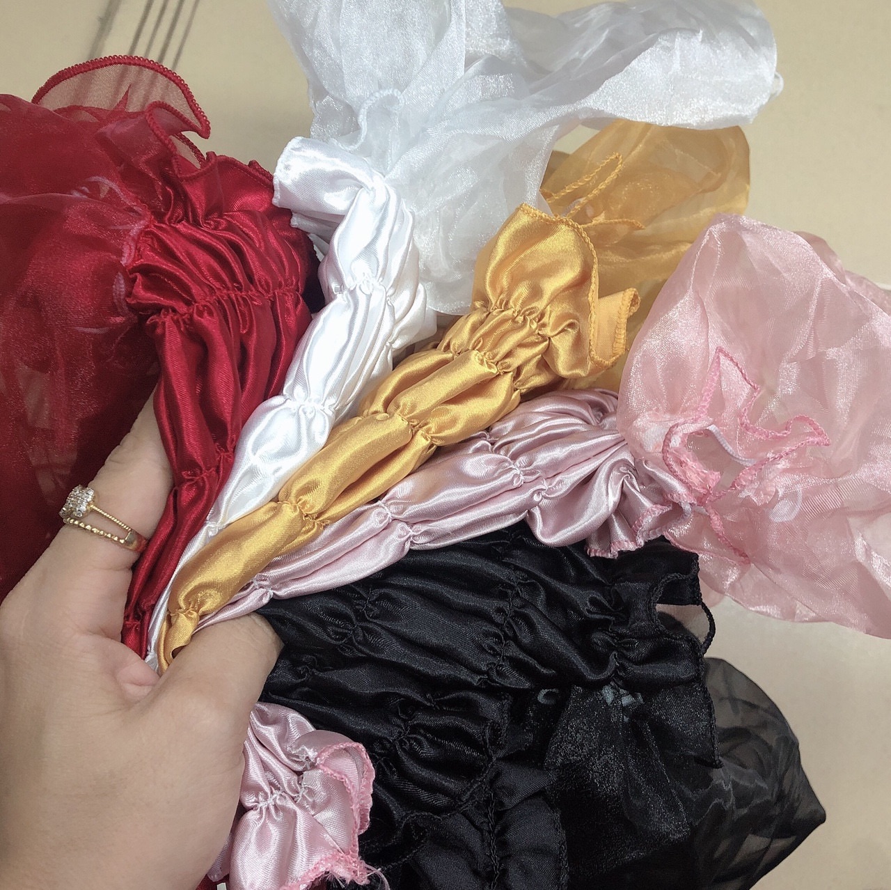 Áo croptop nhún voan kiếng