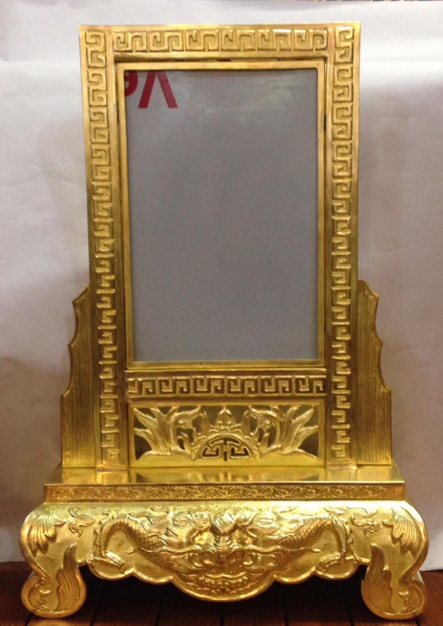 Khung ảnh thờ đồng mạ vàng: Với sự kết hợp tinh tế giữa đồng và vàng, khung ảnh thờ đồng mạ vàng luôn là lựa chọn hoàn hảo để thể hiện sự trang trọng, sang trọng cho không gian thờ cúng của gia đình.