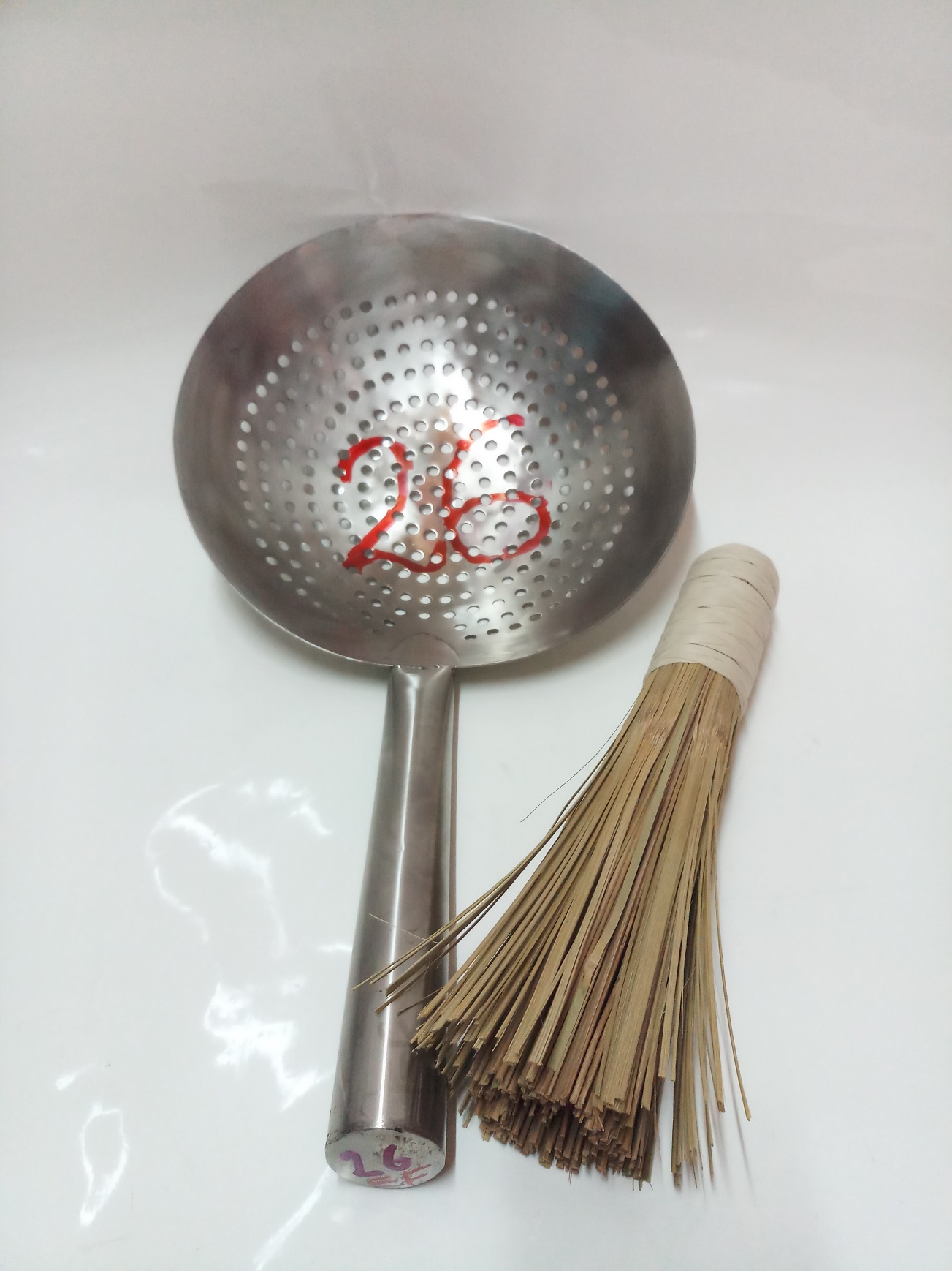 Combo 1 vợt 26cm lổ inox cán inox +1 chổi tre cọ rửa chảo.