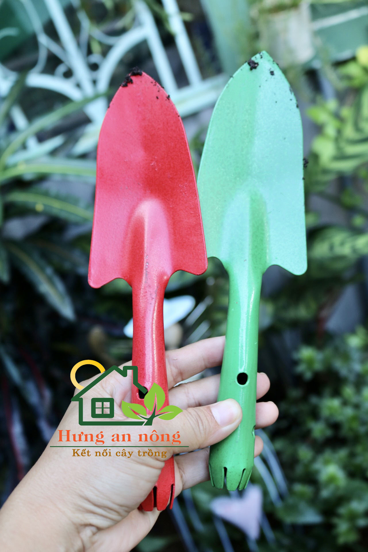 Xẻng mini bằng sắt sơn màu xanh đỏ làm vườn
