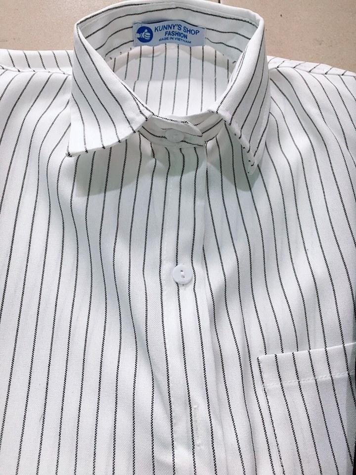 Sơ mi sọc đen oversize.