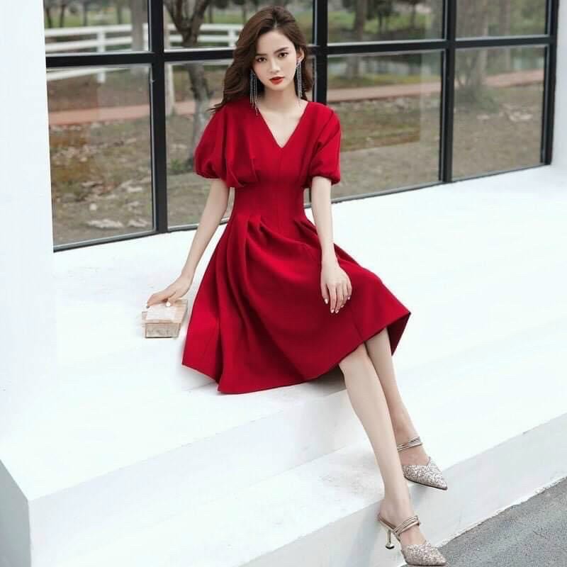 Đầm đỏ cánh dơi
