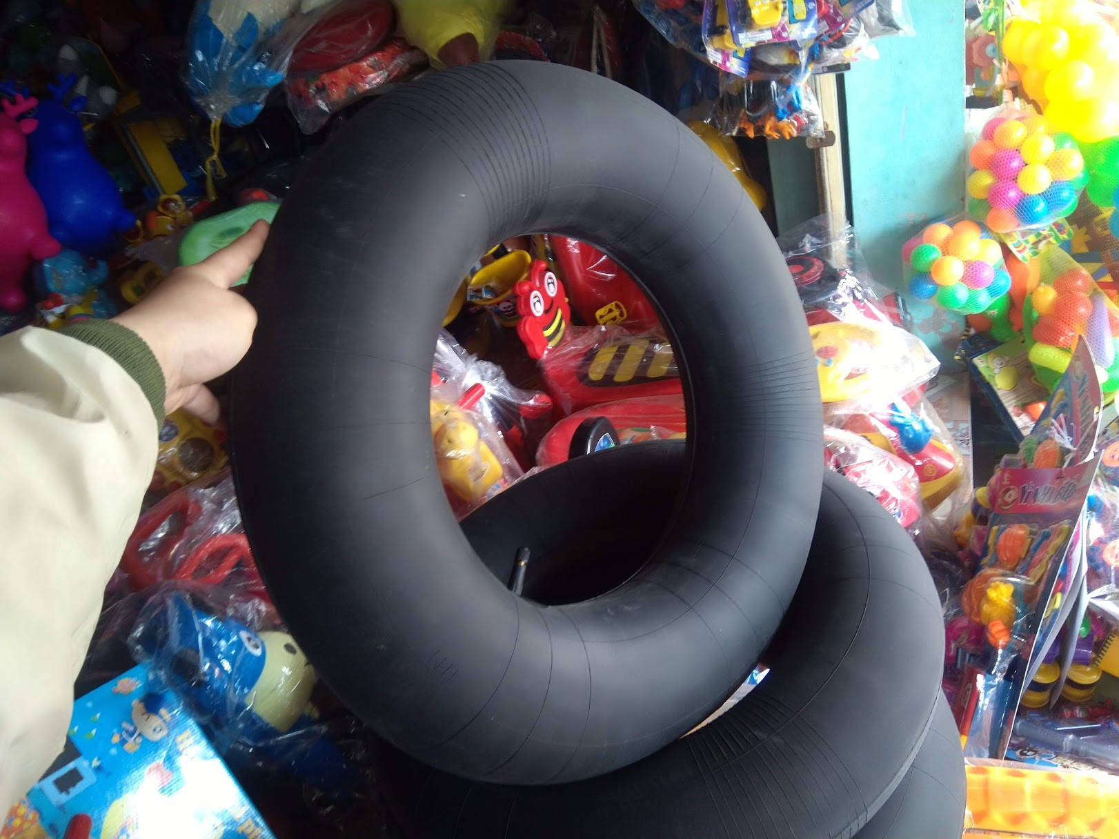 PHAO BƠI BÁNH SI ĐEN CAO SU CHO BÉ