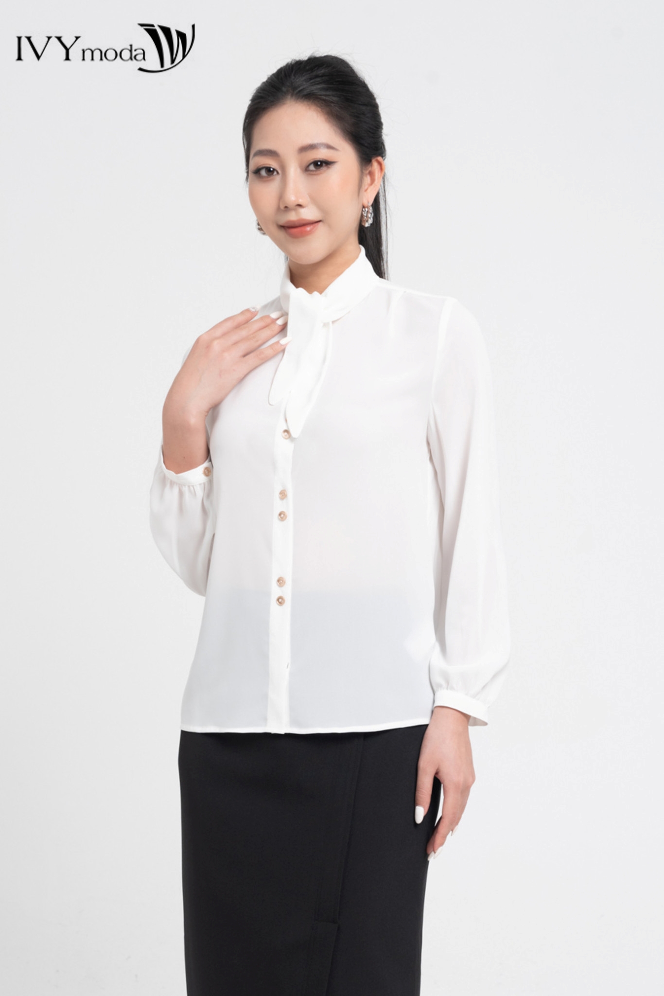 Áo lụa cổ thắt nơ IVY moda MS 17M8168