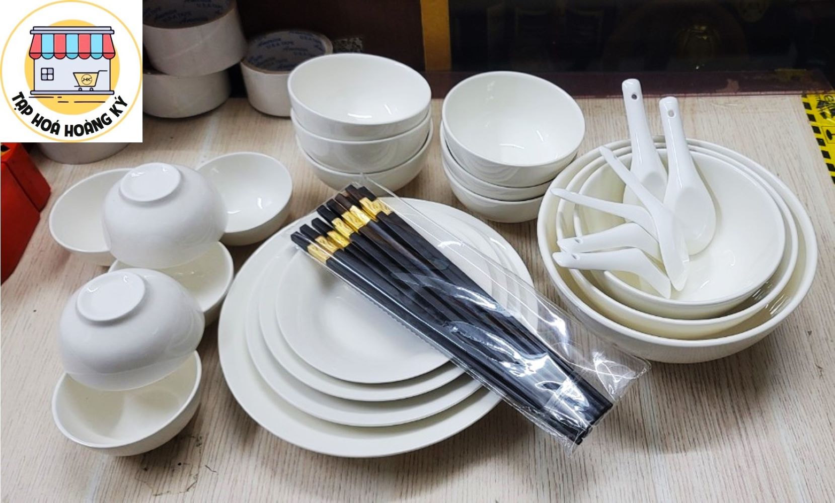 BỘ TÔ, CHÉN, DĨA GỐM SỨ TRẮNG 4D CAO CẤP (GỒM 3 TÔ BẦU, 4 DĨA , 6 CHÉN CƠM, 6 CHÉN NHỎ, 6 MUỖNG, 6 ĐÔI ĐŨA)