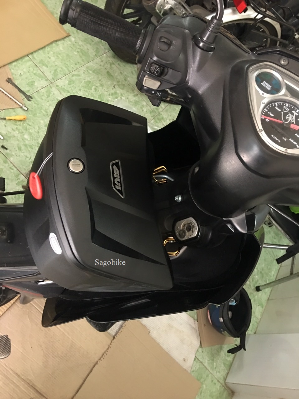 Thùng giữa givi G12N lắp cho xe Jupiter
