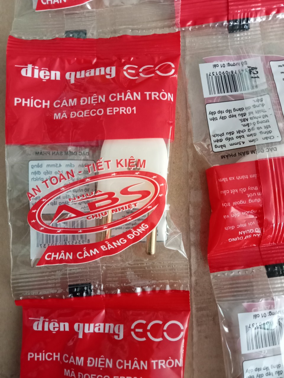 Phích cấm điện quang có quà tặng
