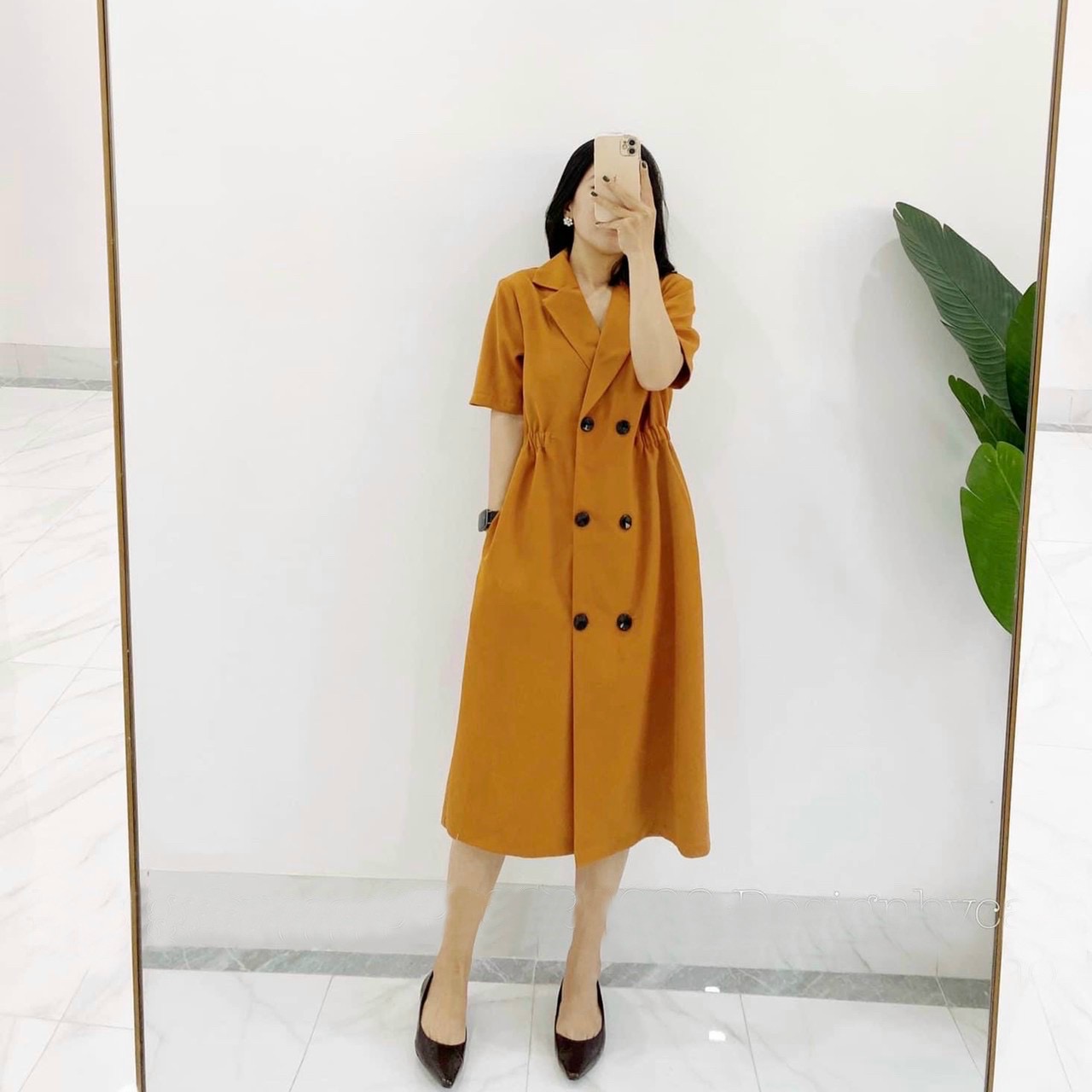 Đầm váy vàng nghệ cổ vest nút đen