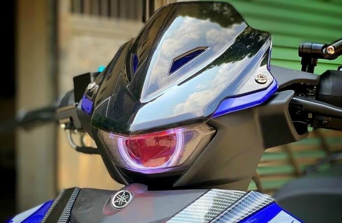 Ốp đầu mão ex155 nhô 2 sọc khói