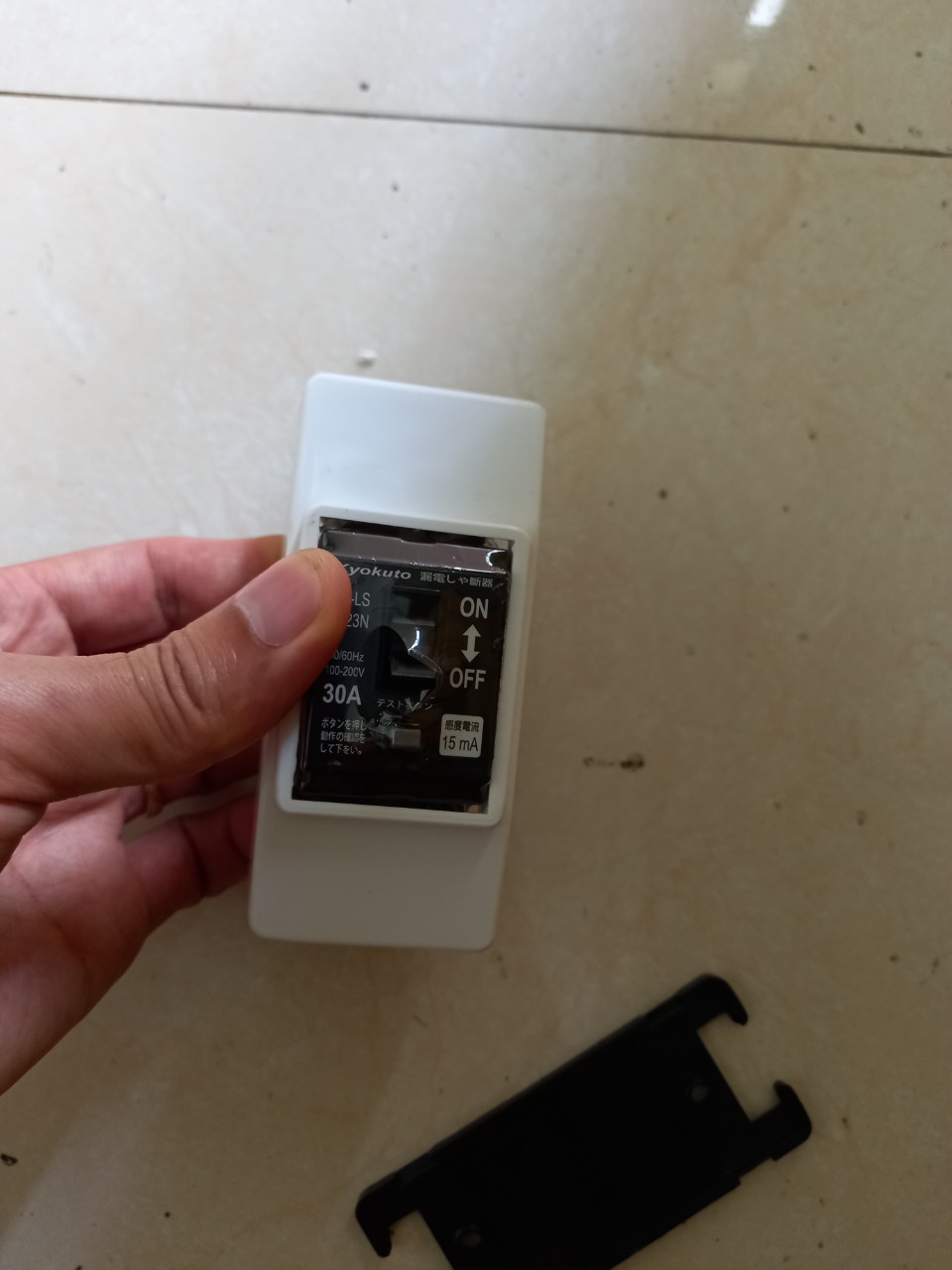 2 ỐP BẢO VỆ CHO CB CÓC 20A 30A