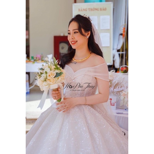 Hoa cưới cầm tay cô dâu bằng sáp thơm