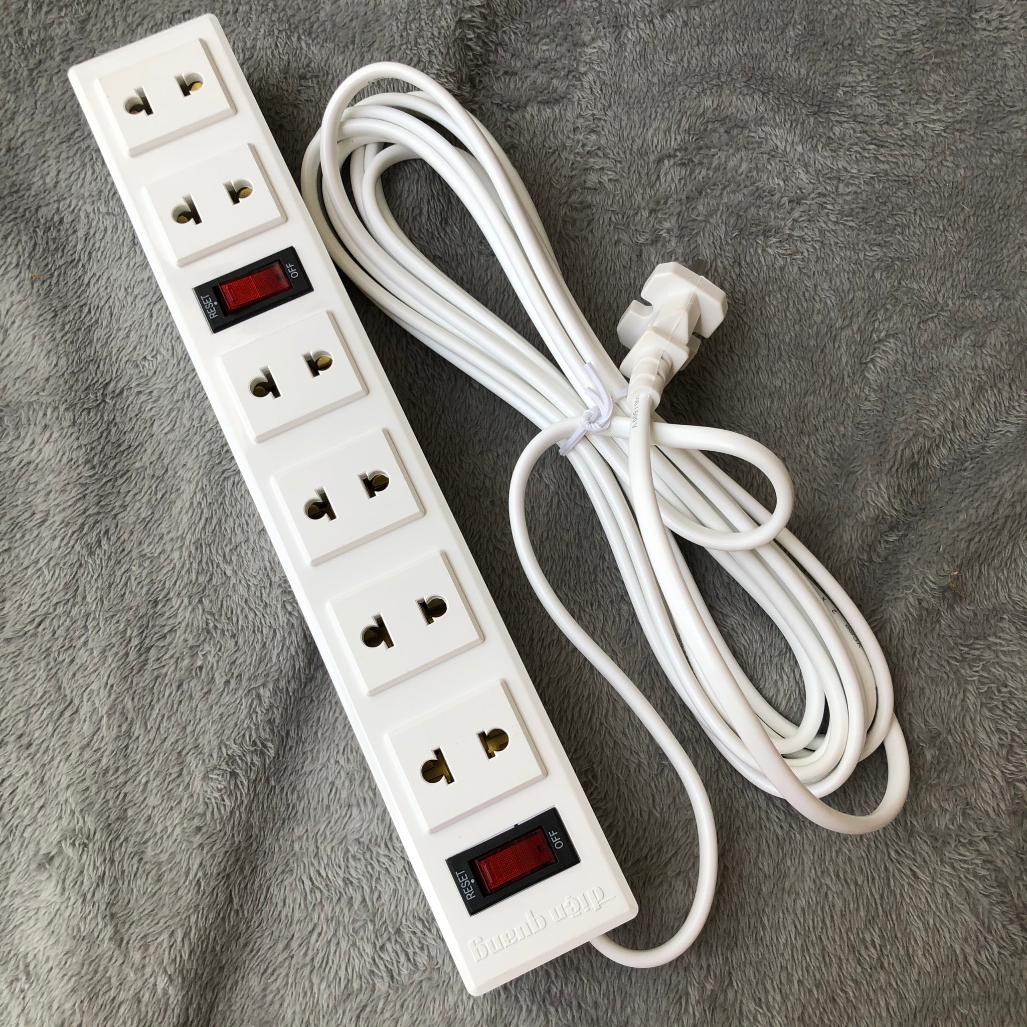 Ổ CẮM ĐIỆN QUANG ĐQ 002A-02-2M (3 LỖ DÂY 2 MÉT)