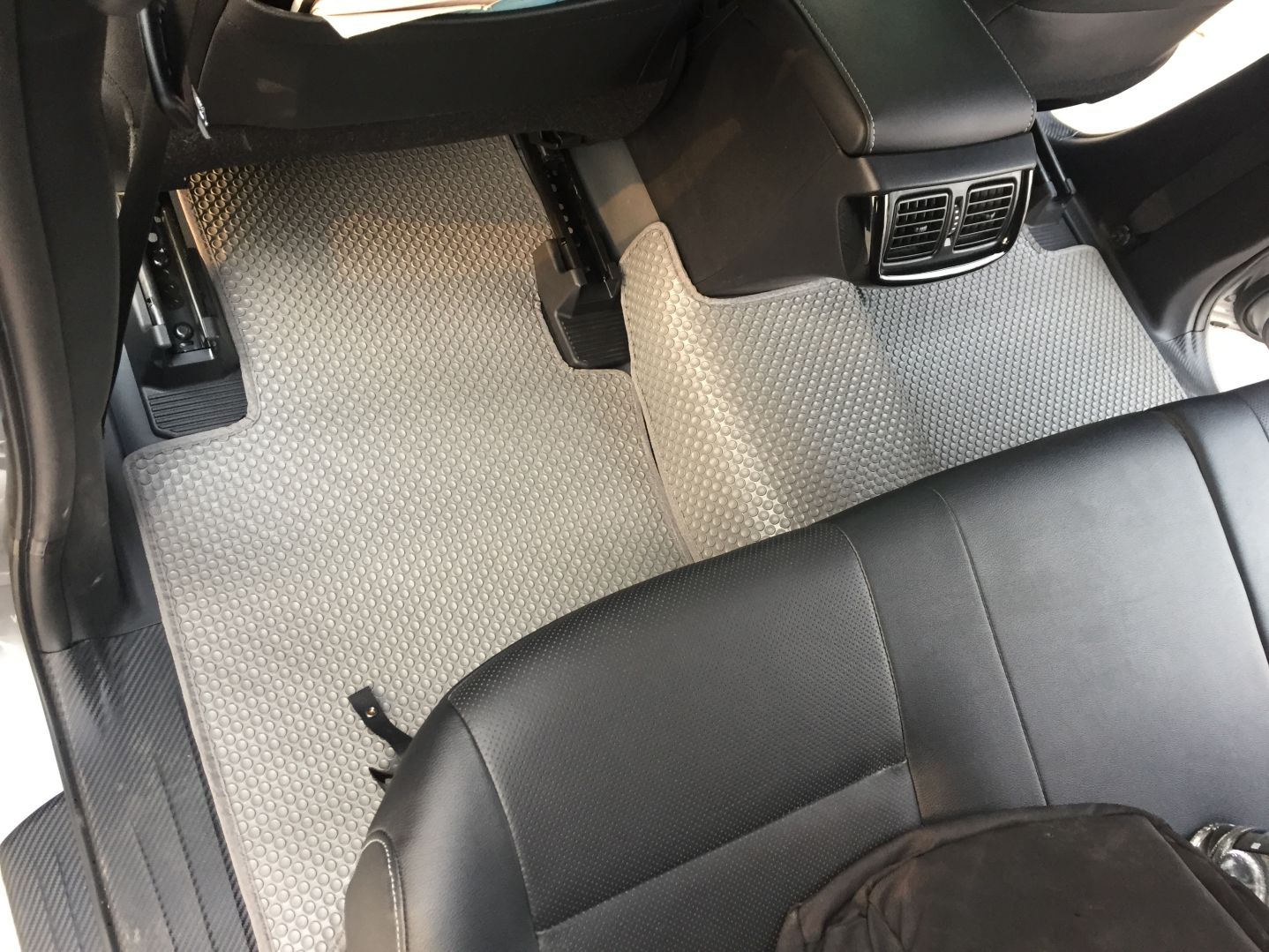 Thảm lót sàn ô tô KATA cho xe Toyota Hilux (2016-nay) - hàng chính hãng, khít sàn, dễ vệ sinh
