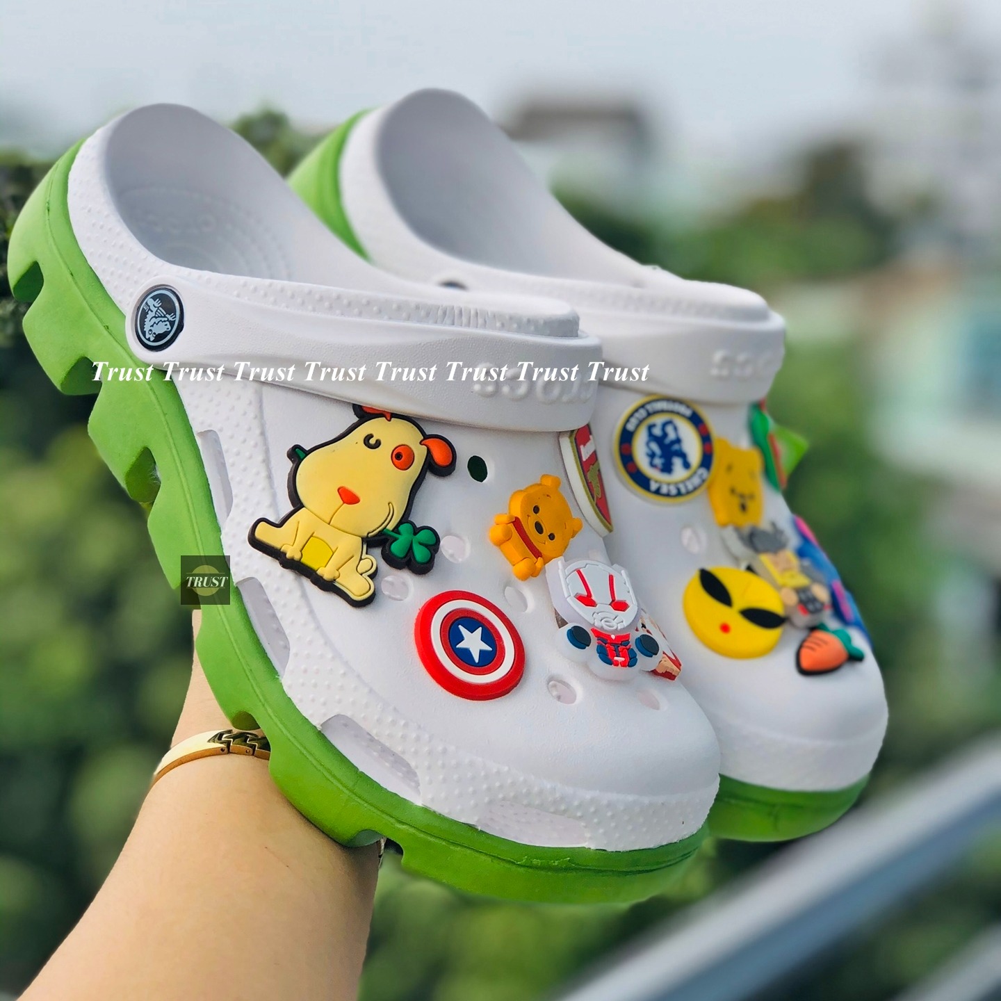 Dép sục Cross duet quai ngang nam và nữ màu trắng đế xanh lá cá tính siêu nhẹ đi mưa đi nắng thoải mái chống trơn trượt có nhiều lỗ thoát hơi thông thoáng tặng kèm 10 jitbitz và hộp hãng - có hình thật và video tự quay