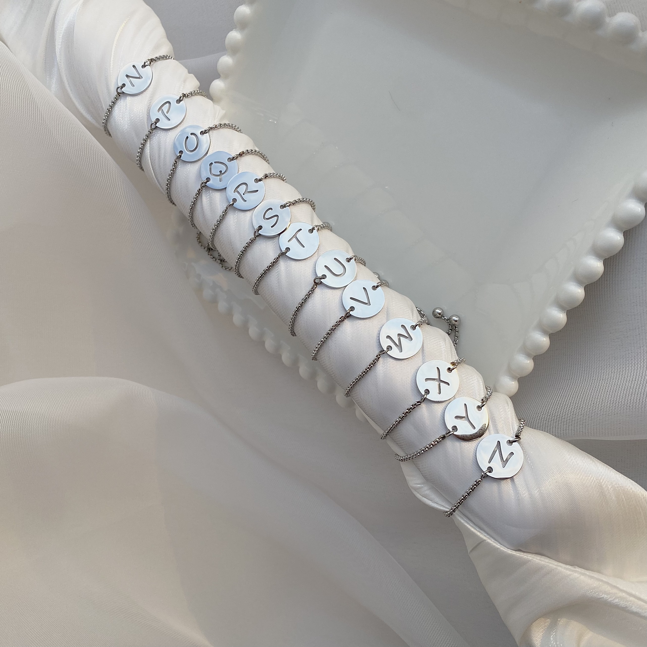 [HCM]Vòng tay basic mặt chữ B31 Choker Club