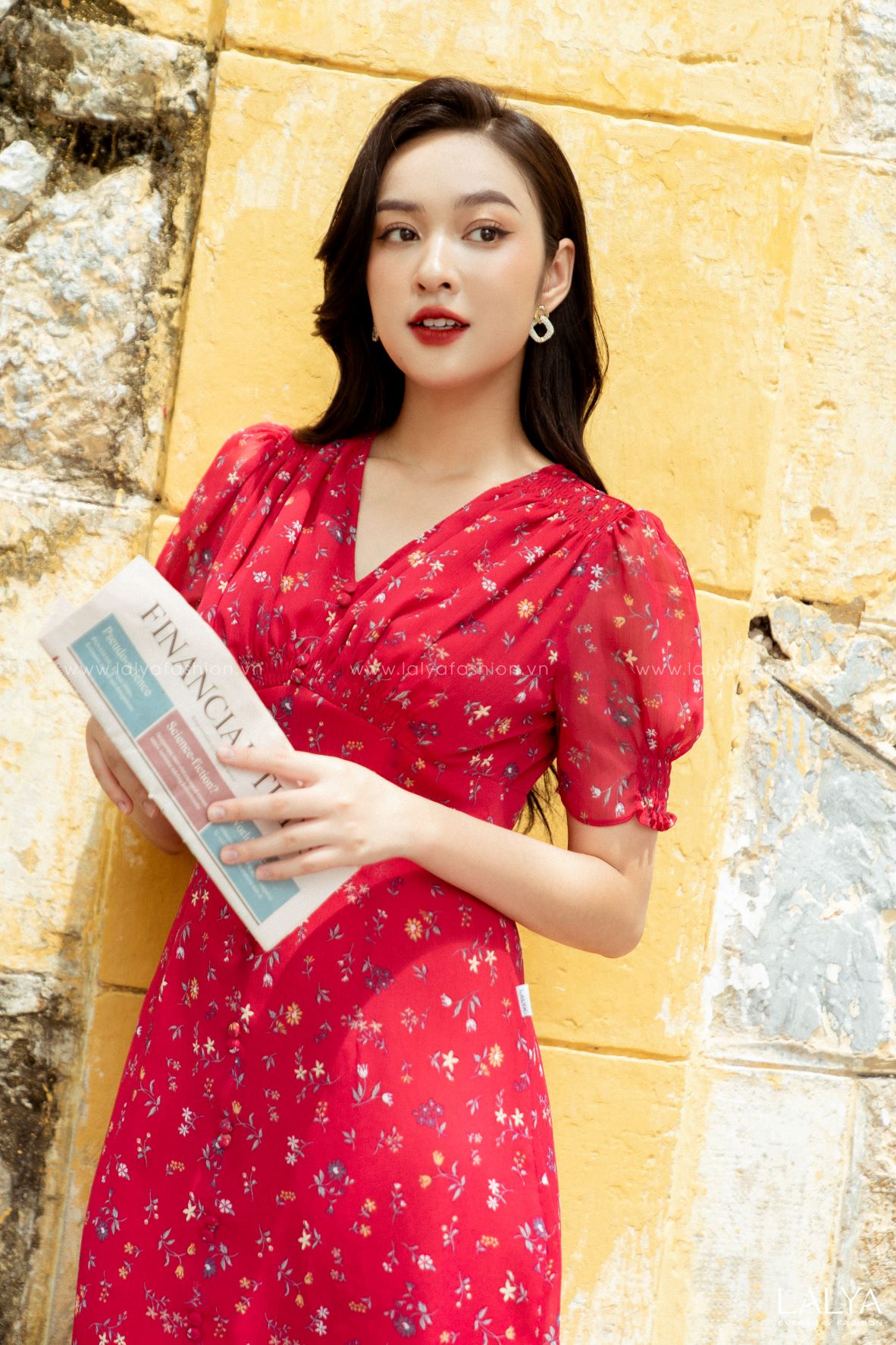 LALYA_D373_ Váy hoa đỏ cúc bọc chun vai_ĐỎ