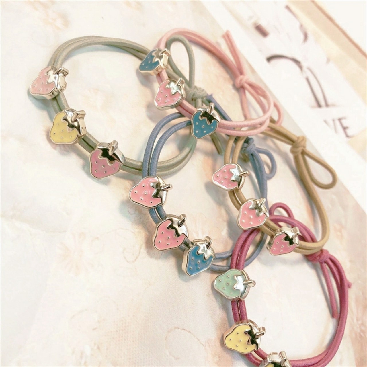 THUN  CỘT TÓC HÌNH TRÁI DÂU - 01 THUN